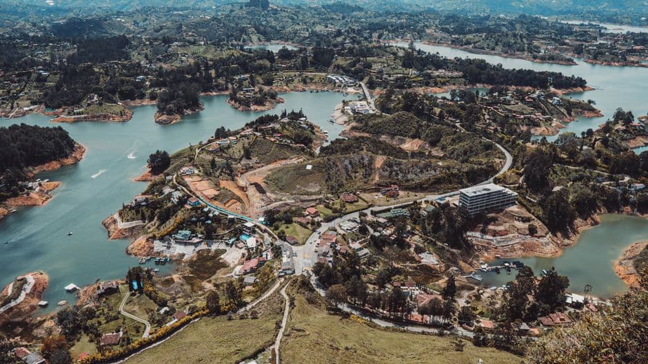 Vista aérea de Colombia con lagos, en el chat de Tolú
