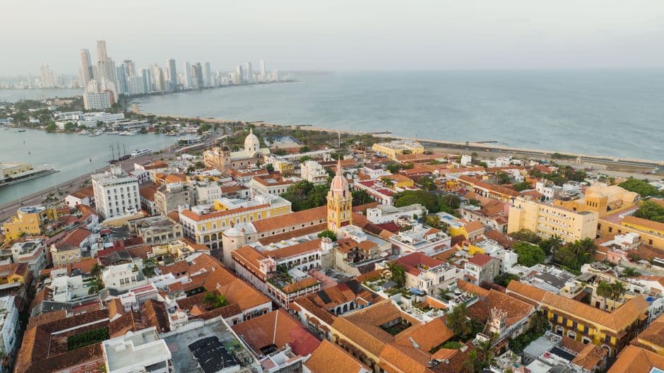 Vista aérea de los edificios de una zona urbana, en el chat de Cartagena del Chairá