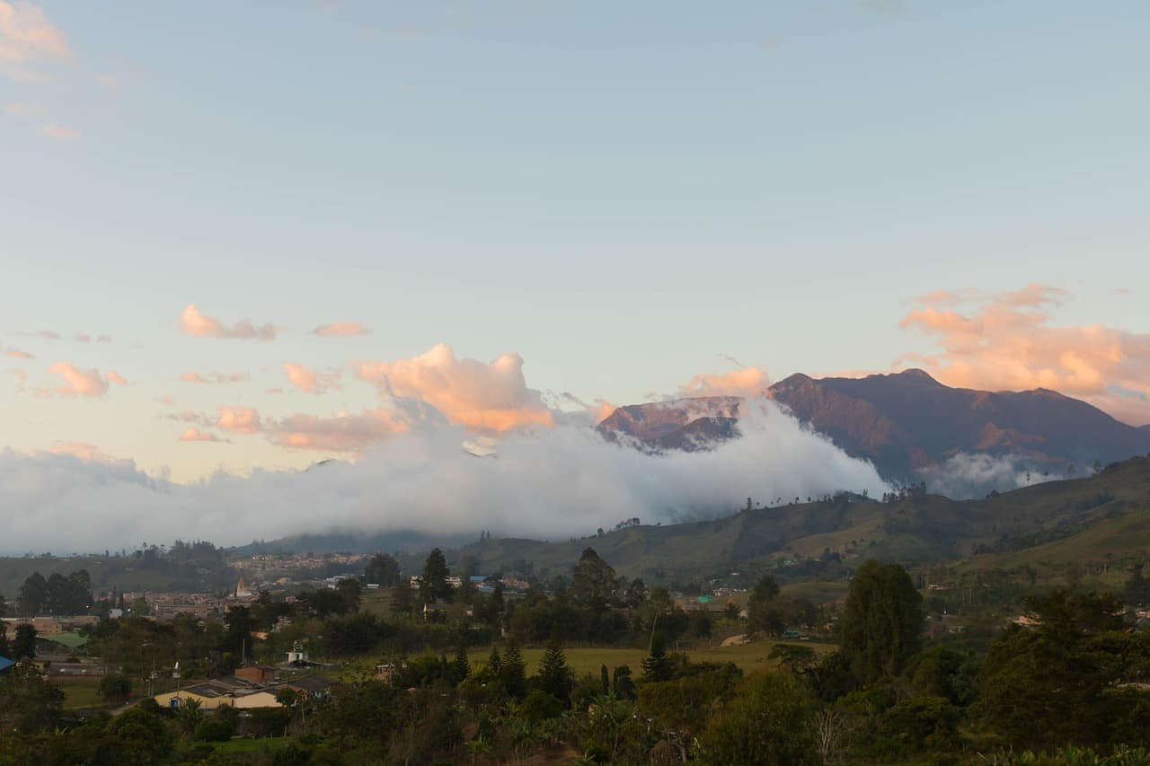 Gente entre montañas con nubes y niebla, en el chat de El Santuario