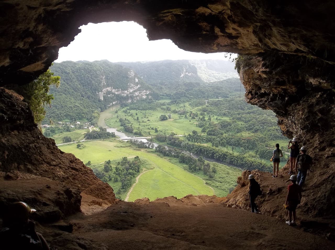 Paisaje de una cueva en Puerto Rico, en el chat de Las Piedras