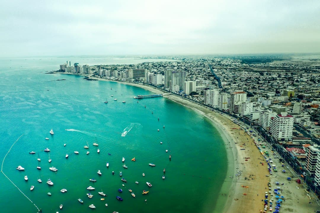 Vista aérea de barcos en el mar junto a los edificios de la ciudad, en el chat de Salinas