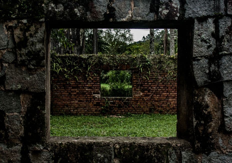Ventanas de una casa en ruinas, en el chat de San Pedro de Ycuamandiyú