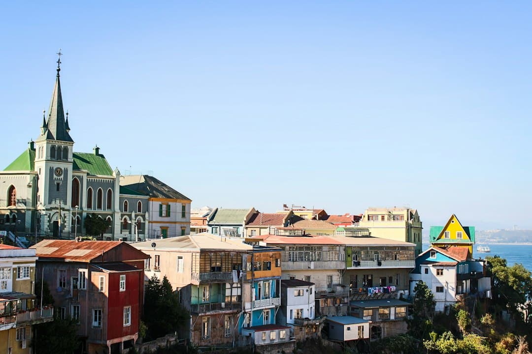 Casas y edificios bajo un cielo azul, en el chat de Victoria