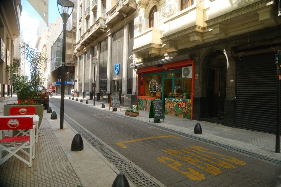 Calle con un café de barrio, en el chat de Buenos Aires