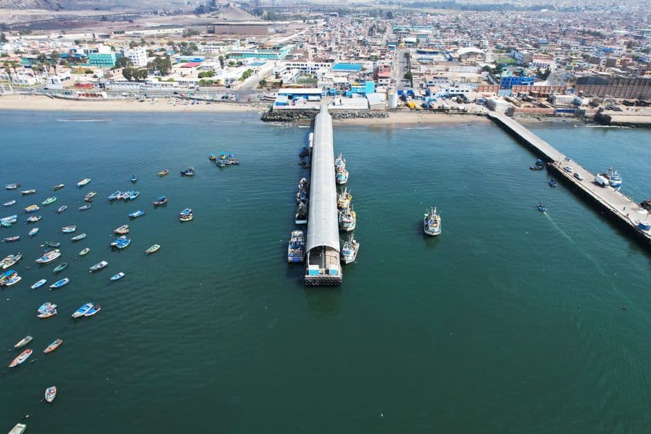 Botes amarrados a un muelle cubierto, en el chat de Mazamari