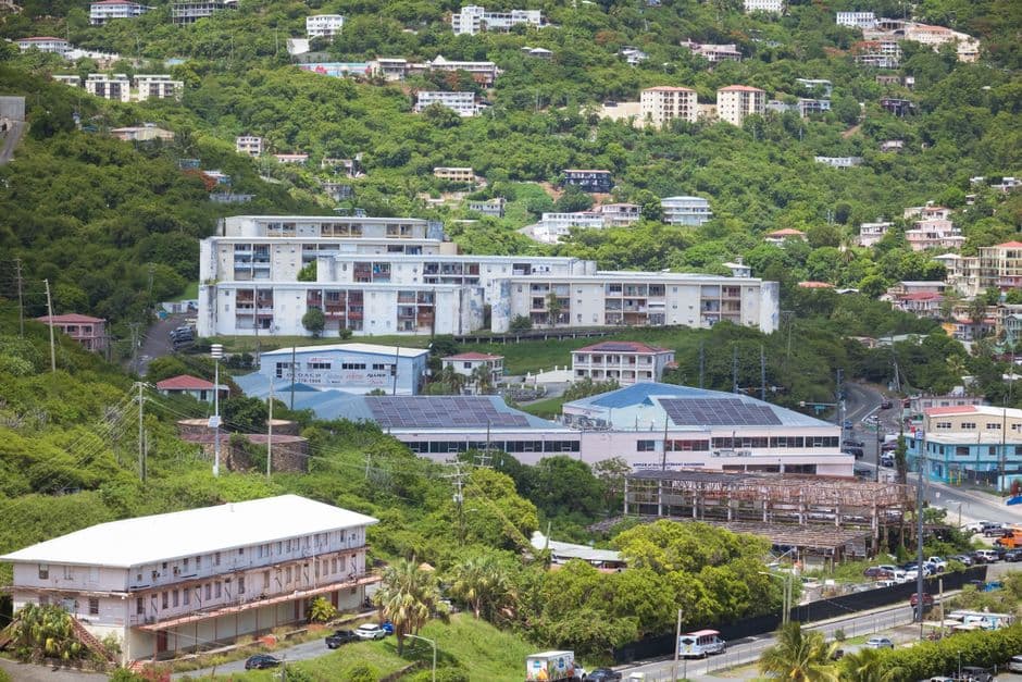Vista aérea de edificios entre vegetación frondosa, en el chat de Corozal