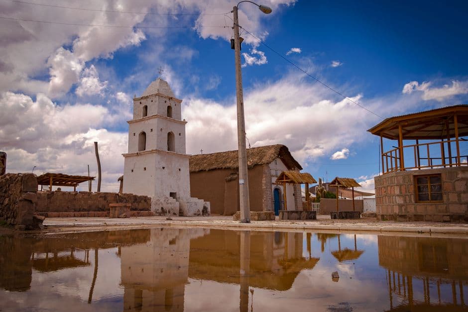 Nubes blancas sobre la iglesia católica, en el chat de Cotoca