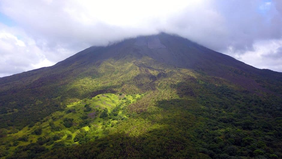 Montaña cubierta de bosque, en el chat de Purral