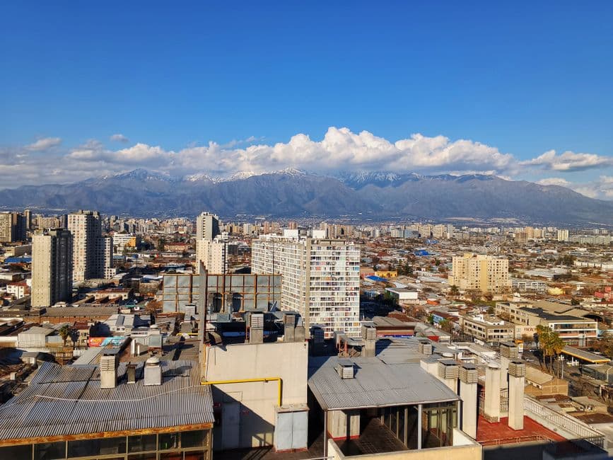 Vista panorámica de Santiago con la cordillera de los Andes, en el chat de Curacaví