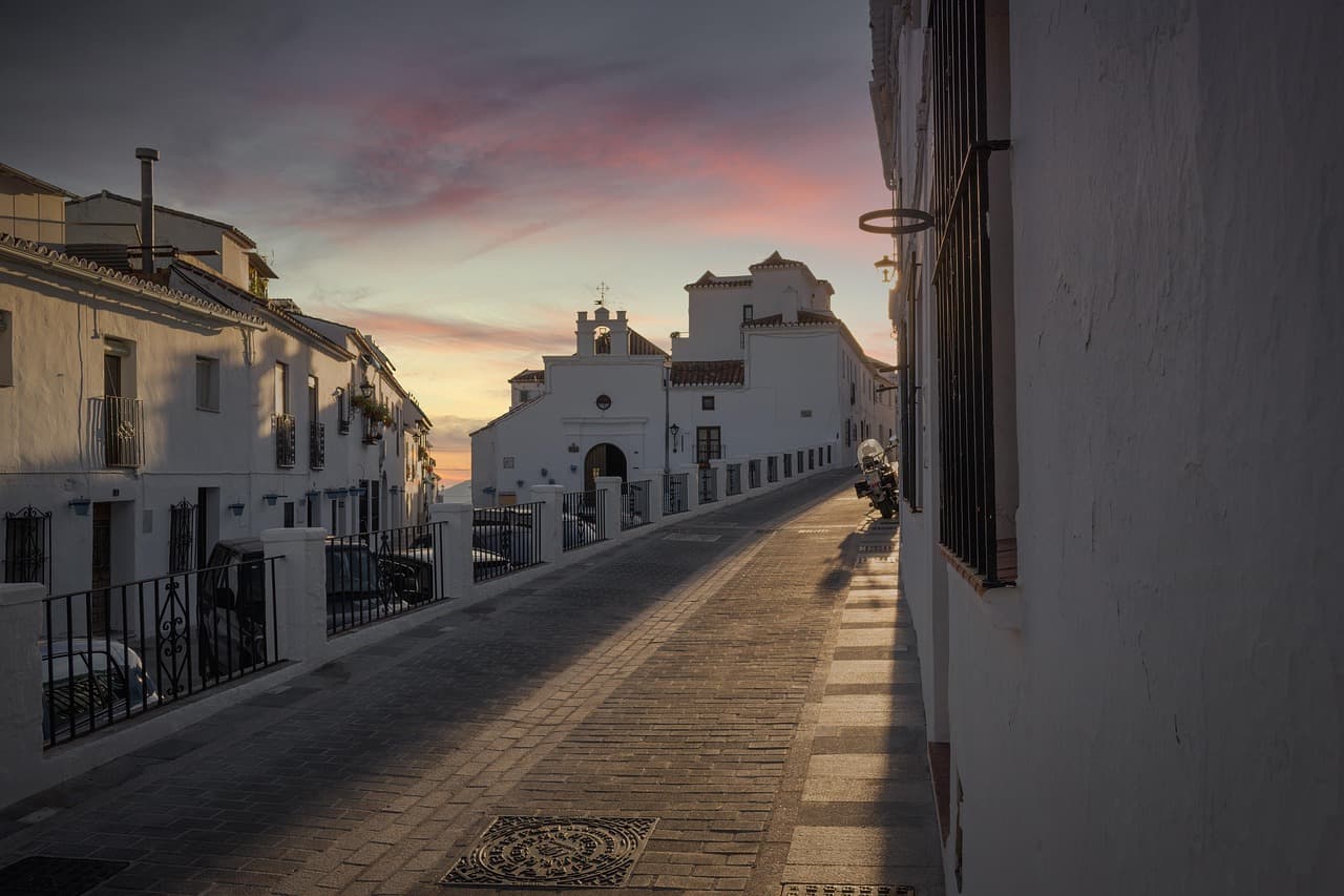 Callejón de edificios históricos al atardecer, en el chat de La Blanca
