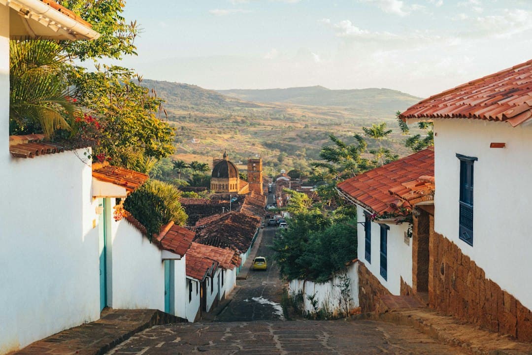 Calle en cuesta de un pueblo de casas blancas y tejados rojos, en el chat de Caldono