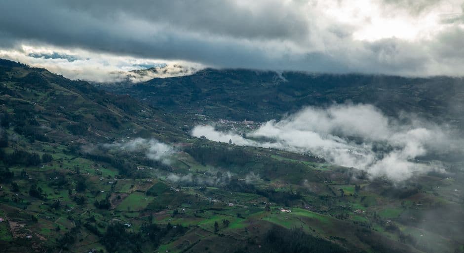 Montañas verdes bajo nubes blancas, en el chat de San Juan Nepomuceno