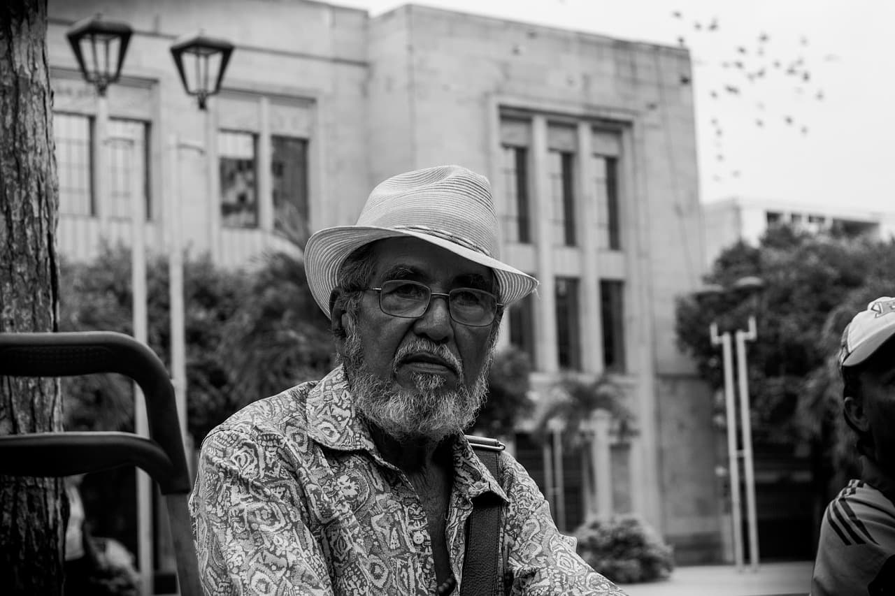 Gente en una calle en blanco y negro, en el chat de Timbío