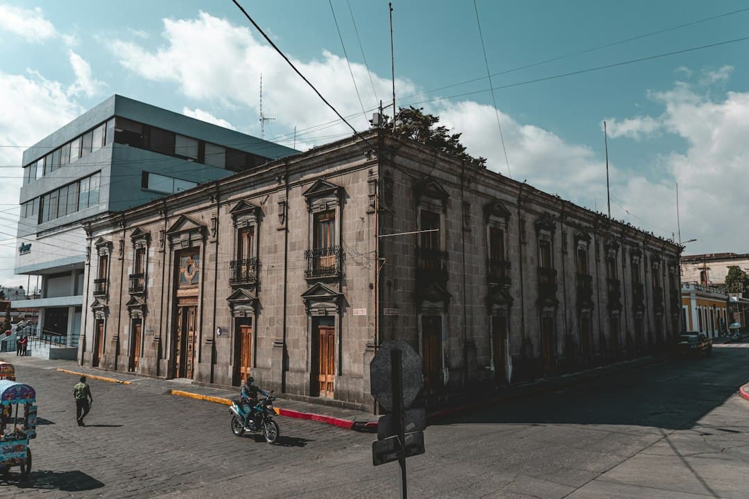 Gran edificio junto a una carretera, en el chat de San Martín Sacatepéquez