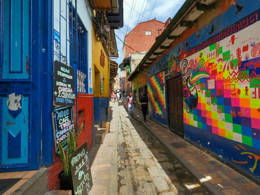 Callejón estrecho de una ciudad de Colombia, en el chat de Puerto Rico