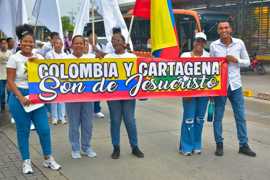 Desfile del orgullo en Colombia con una pancarta de colores, en el chat de Roldanillo