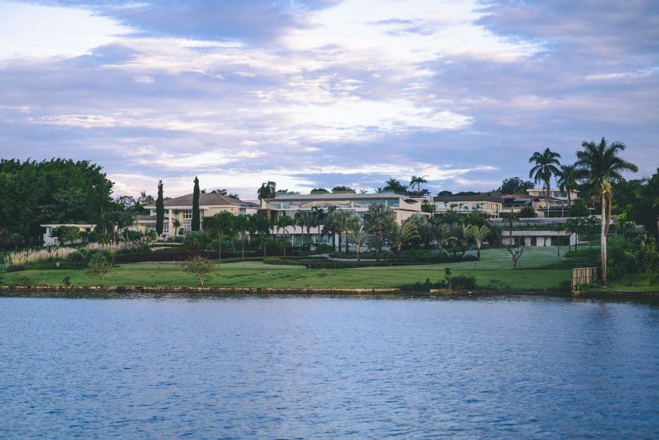 Villas de lujo junto al agua entre paisaje tropical, en el chat de Villa Riva