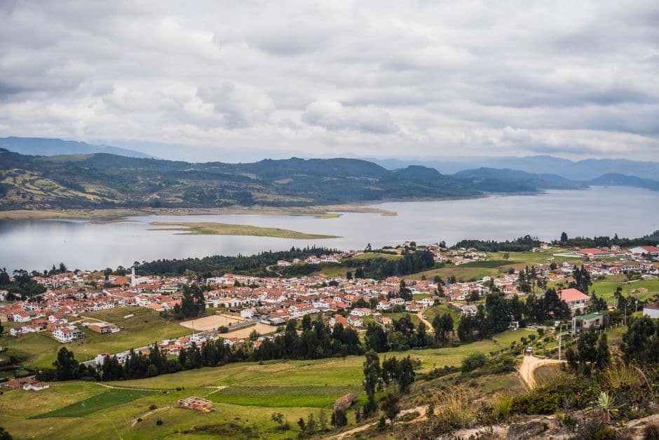Vista aérea de un pueblo junto a una laguna, en el chat de Corinto