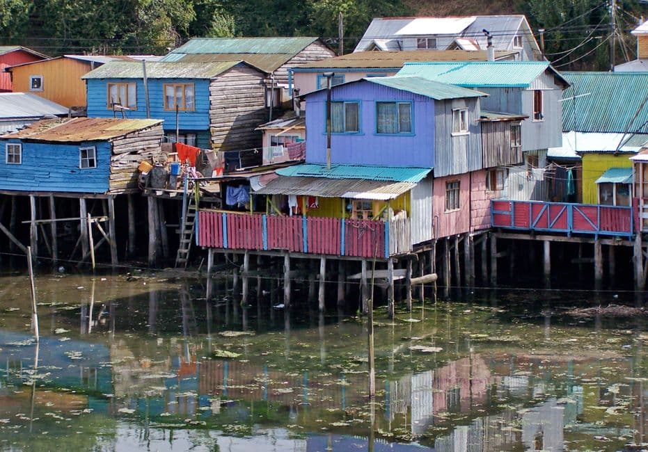 Casas de muchos colores a la orilla de un río, en el chat de Castro