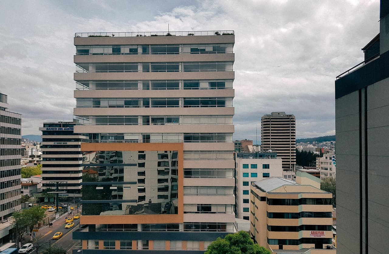 Calle con edificios de ventanas y balcones, en el chat de Puyo