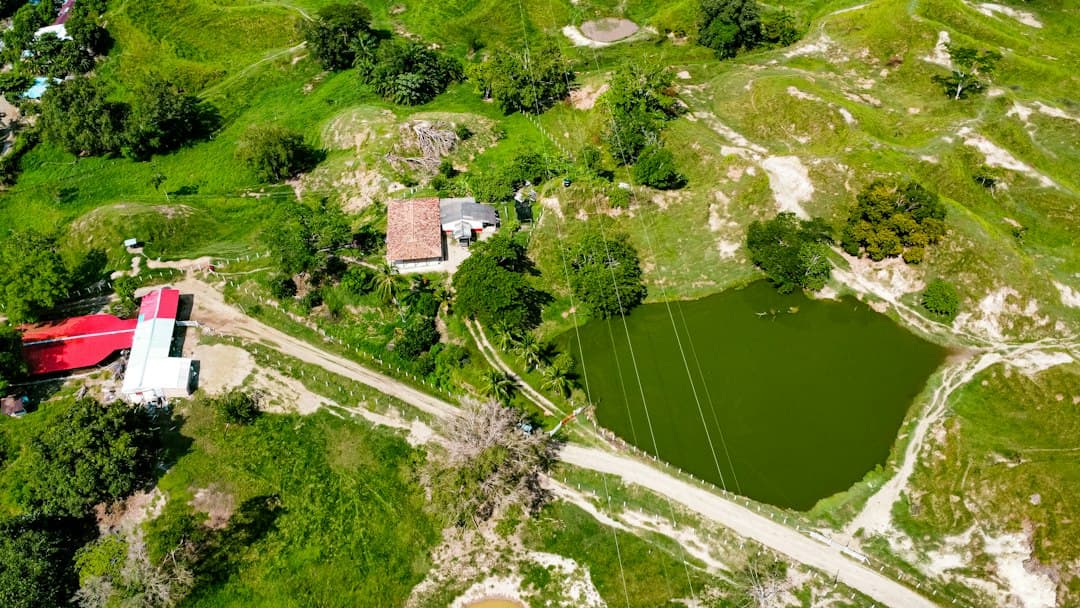Vista aérea de una finca junto a un lago, en el chat de San Vicente de Chucurí