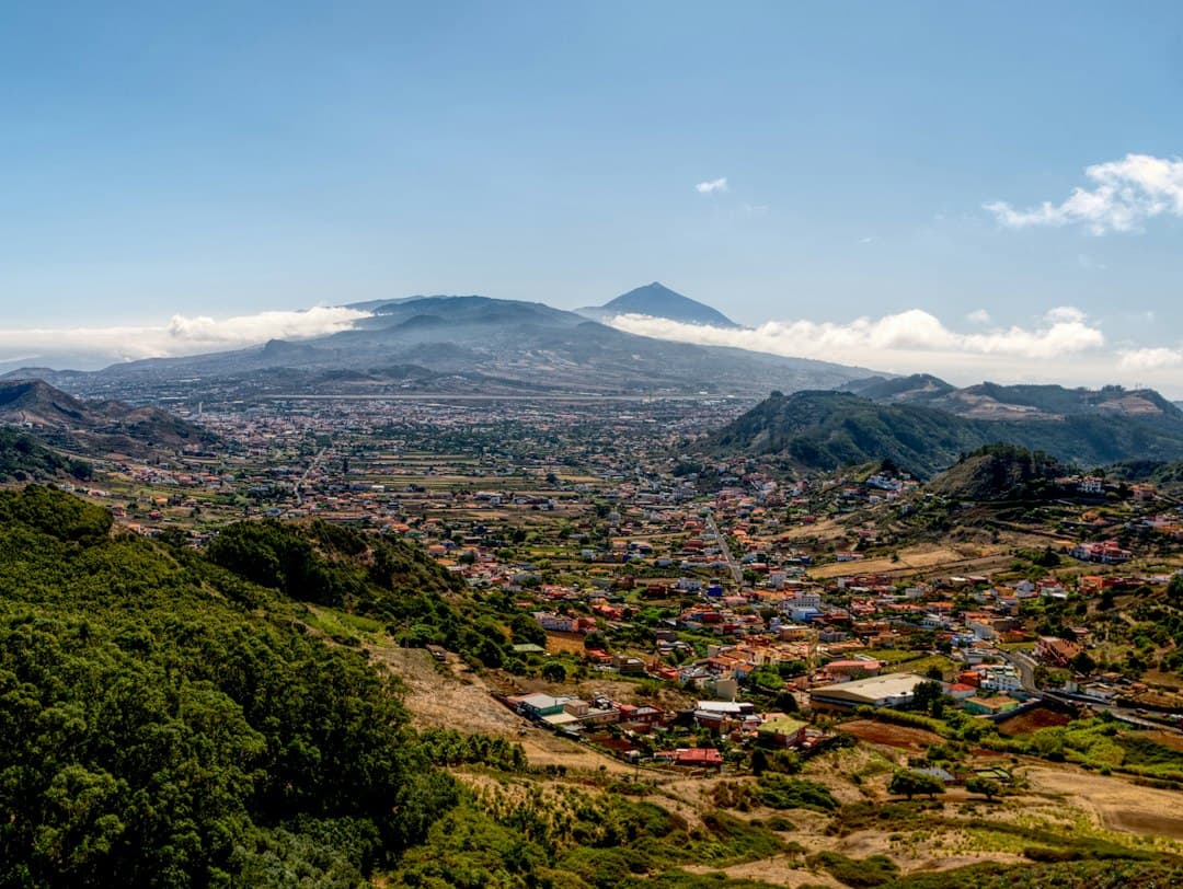 Vista aérea de una ciudad junto a una montaña, en el chat de Las Mercedes