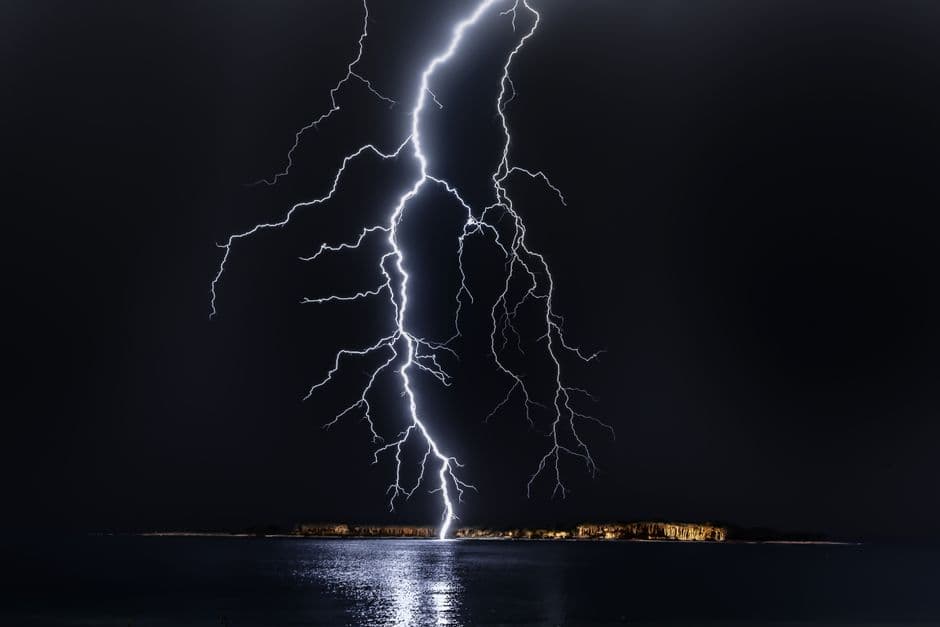 Rayo cruzando el cielo de noche, en el chat de Marcavelica