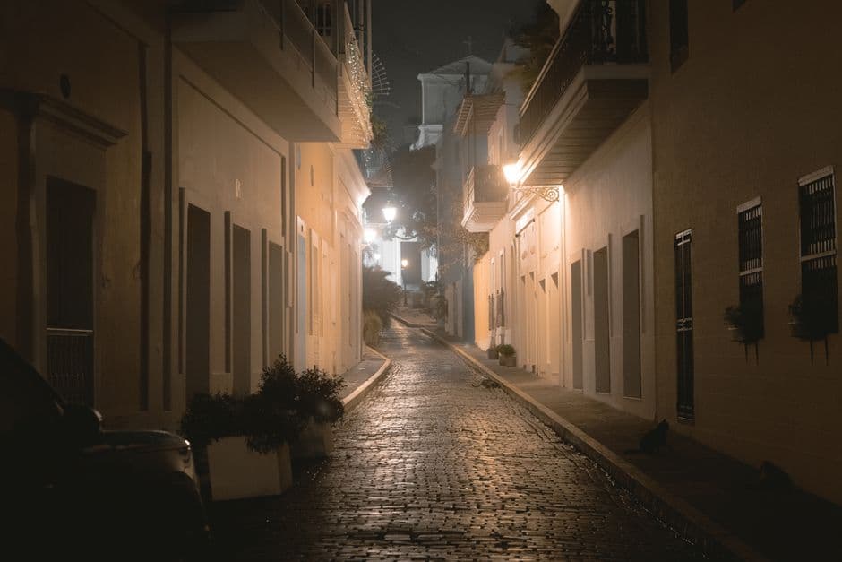 Luz en un callejón estrecho de noche, en el chat de Camuy