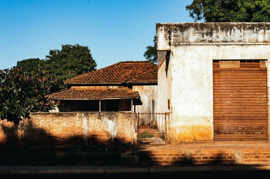 Casa rústica abandonada bajo el sol, en el chat de Pilar