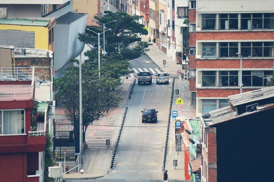 Coches aparcados en una calle entre edificios, en el chat de Silvia