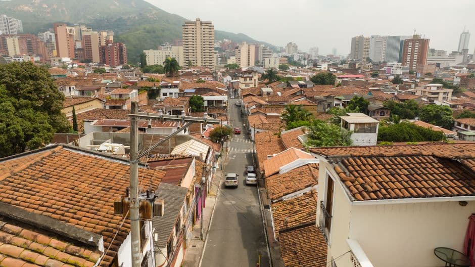 Vista aérea de casas con tejados de teja de barro, en el chat de Inzá