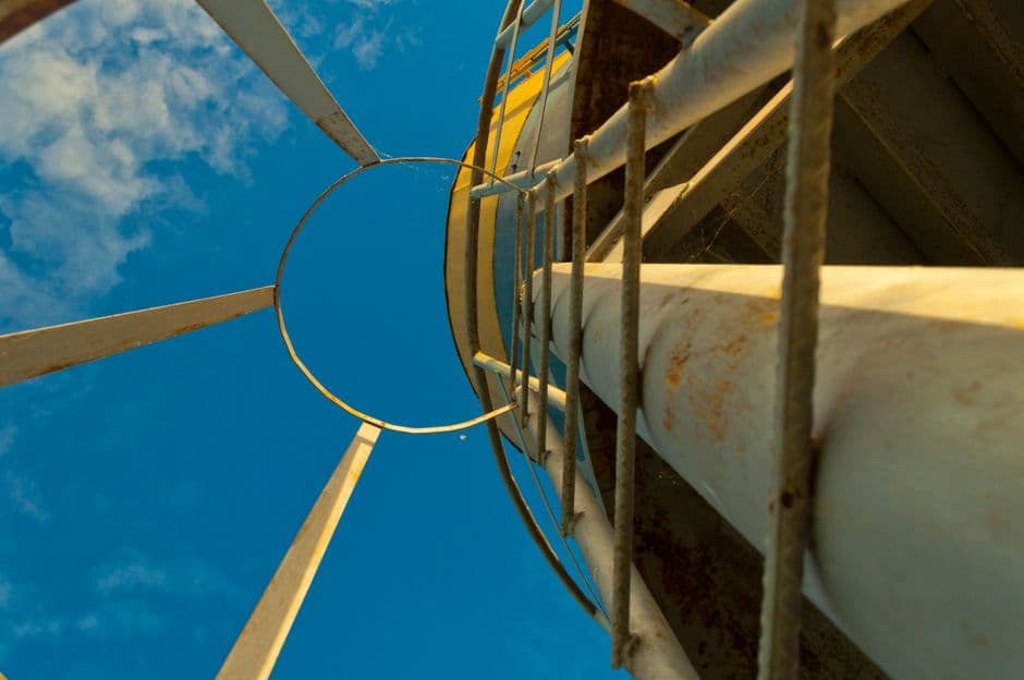 Estructura industrial vista desde abajo contra el cielo, en el chat de Tinaco