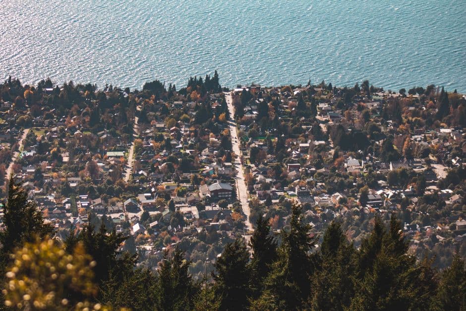 Vista aérea de casas marrones junto al agua, en el chat de San Carlos