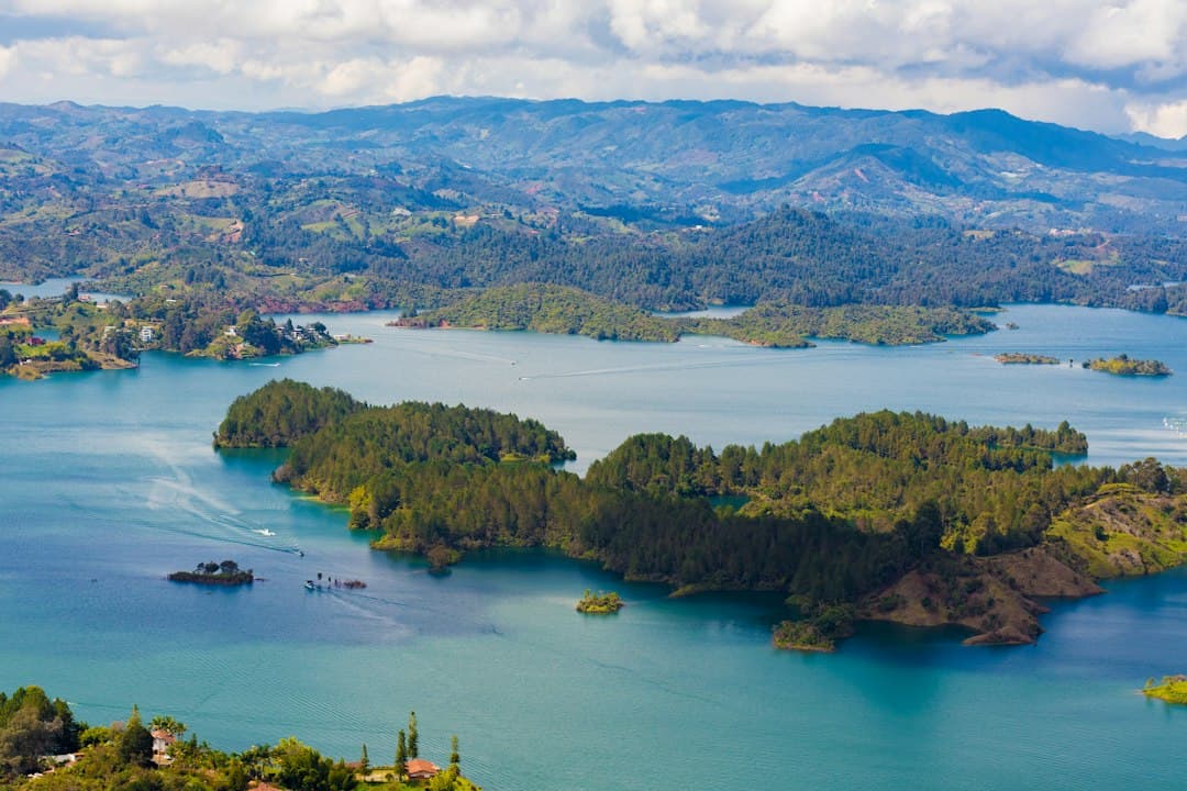 Una gran masa de agua rodeada de montañas, en el chat de San Pedro de Urabá