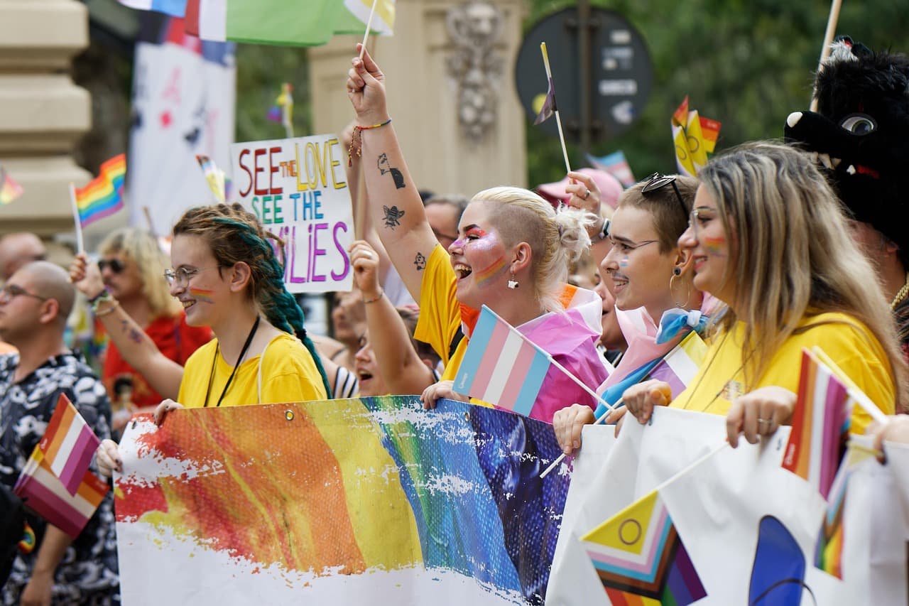 Mujeres y niñas vestidas de colores con banderas, en el chat de Nagarote