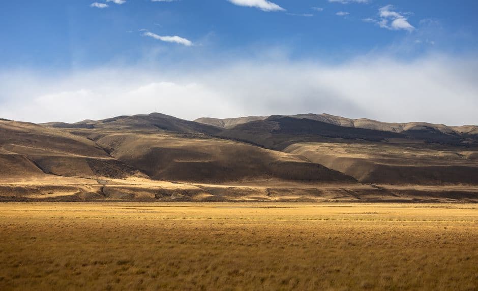 Paisaje de montañas agrestes en el sur de Chile, en el chat de Curanilahue