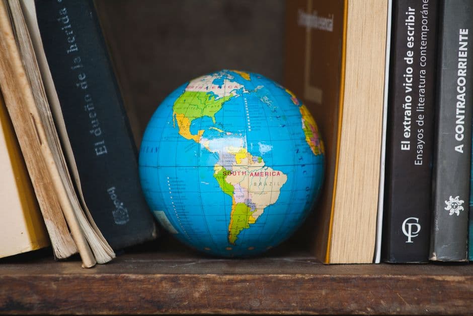 Un globo terráqueo entre libros, en el chat de Panamericano