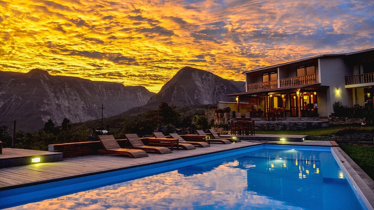 Piscina de un hotel al atardecer con nubes, en el chat de Chachapoyas