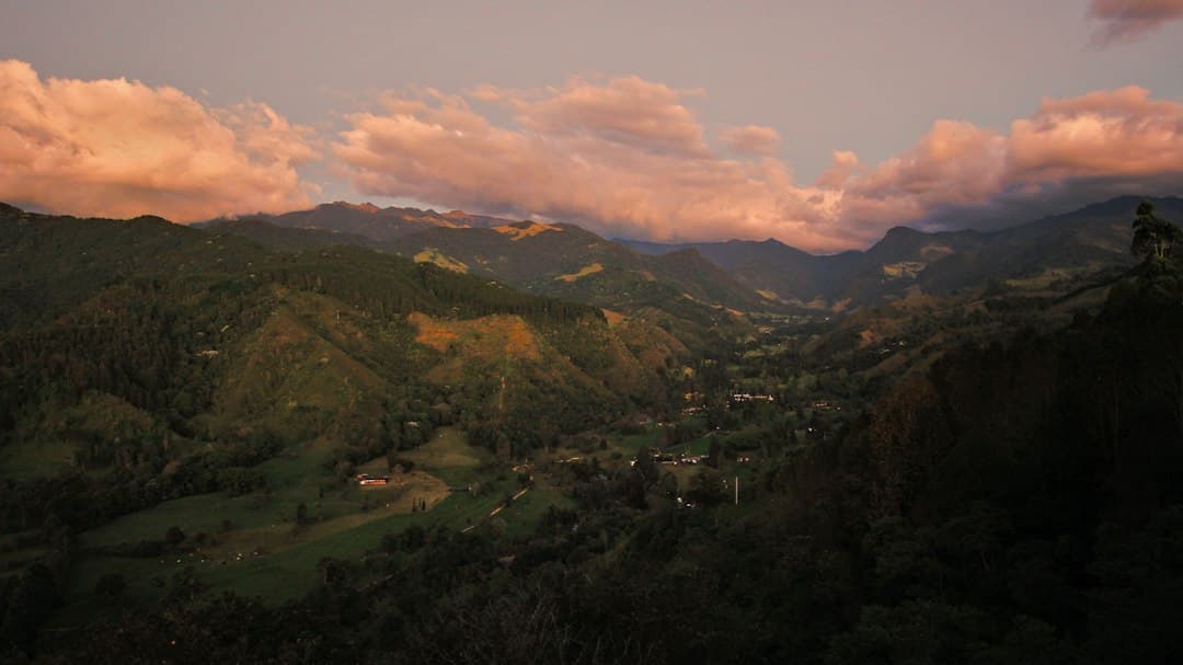 Vista aérea de una montaña, en el chat de Remedios