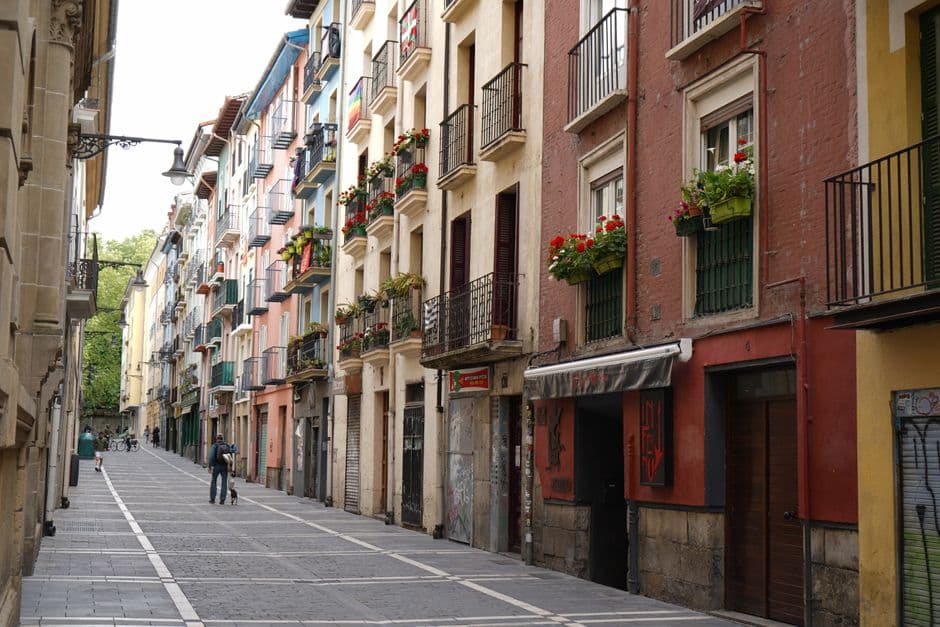 Callejón empedrado en Pamplona, en la sala de chat de Pamplona