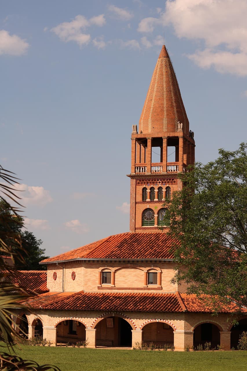 Fachada de una iglesia, en el chat de Yaguarón