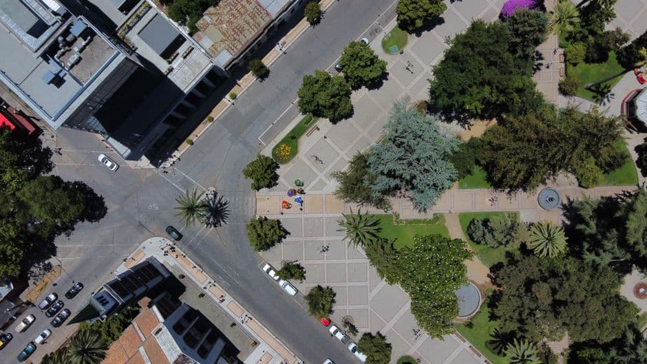 Vista desde arriba de un parque en una ciudad, en el chat de Quintero