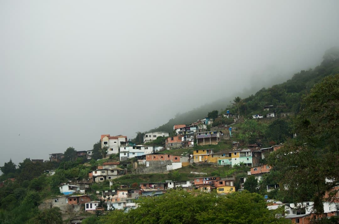 Ladera cubierta de casas en un día de niebla, en el chat de Caicara del Orinoco