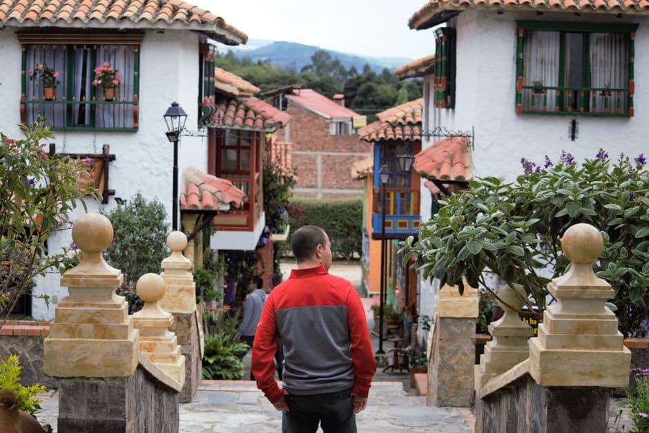 Casas de pueblo a lo largo de una calle, en el chat de Paipa