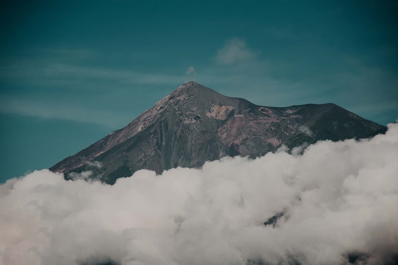 Volcán entre nubes en un paisaje de Guatemala, en el chat de San Lucas Tolimán