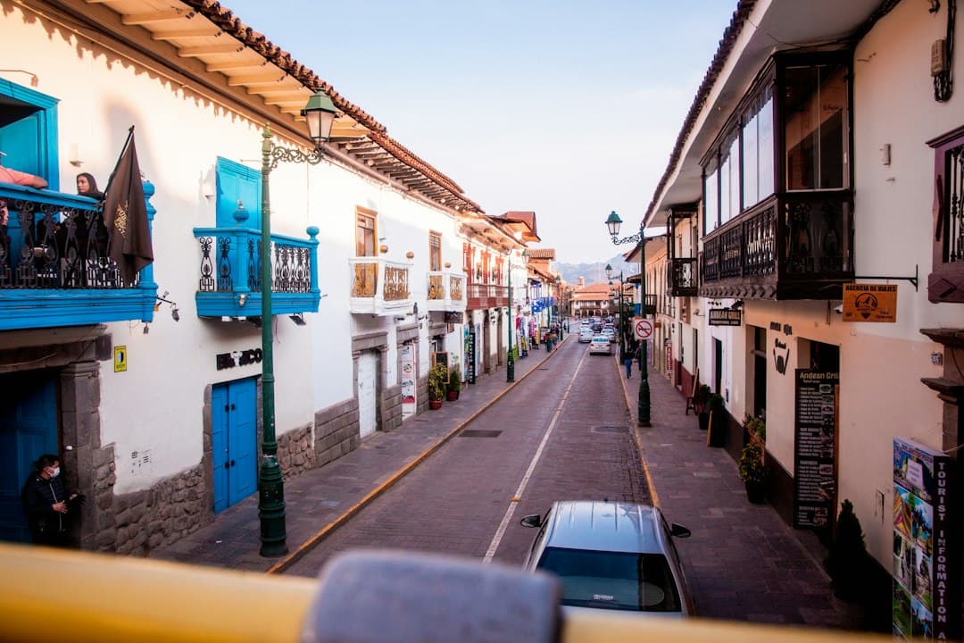 Un coche por una calle junto a edificios altos, en el chat de Ferreñafe
