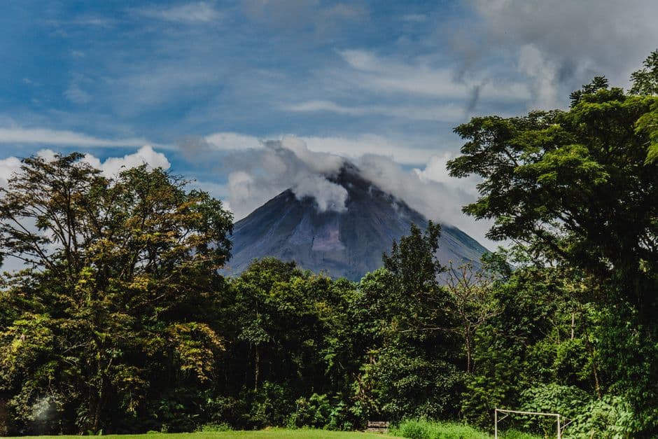 Árboles verdes cubriendo las laderas de un volcán, en el chat de Ipís