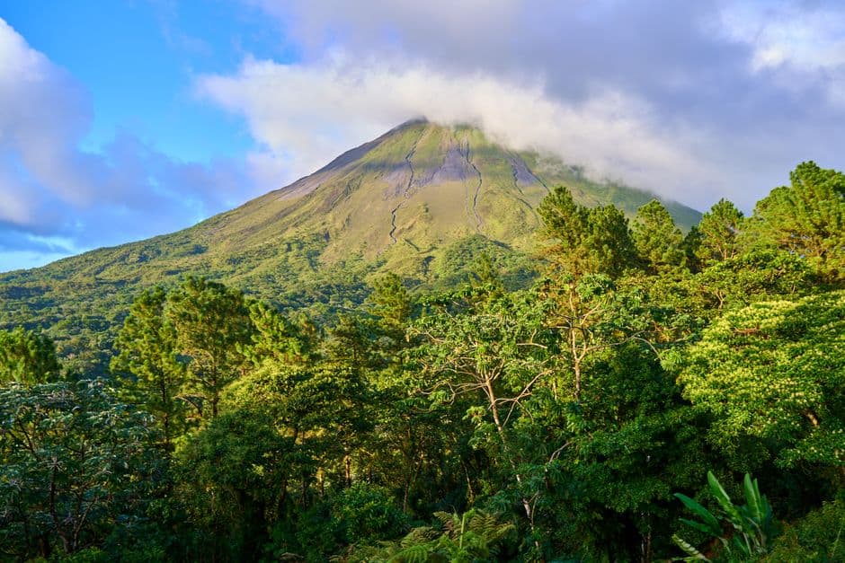 Montaña volcánica sobre un bosque frondoso, en el chat de Paiwas