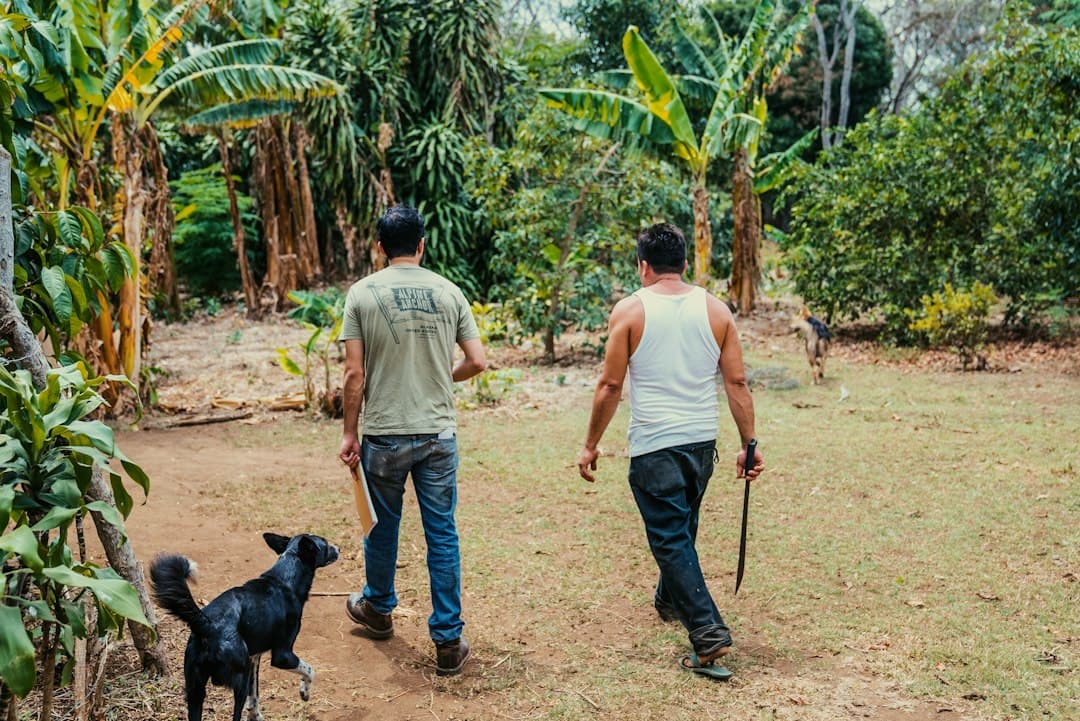 Dos hombres caminando por un campo verde, en el chat de Masatepe