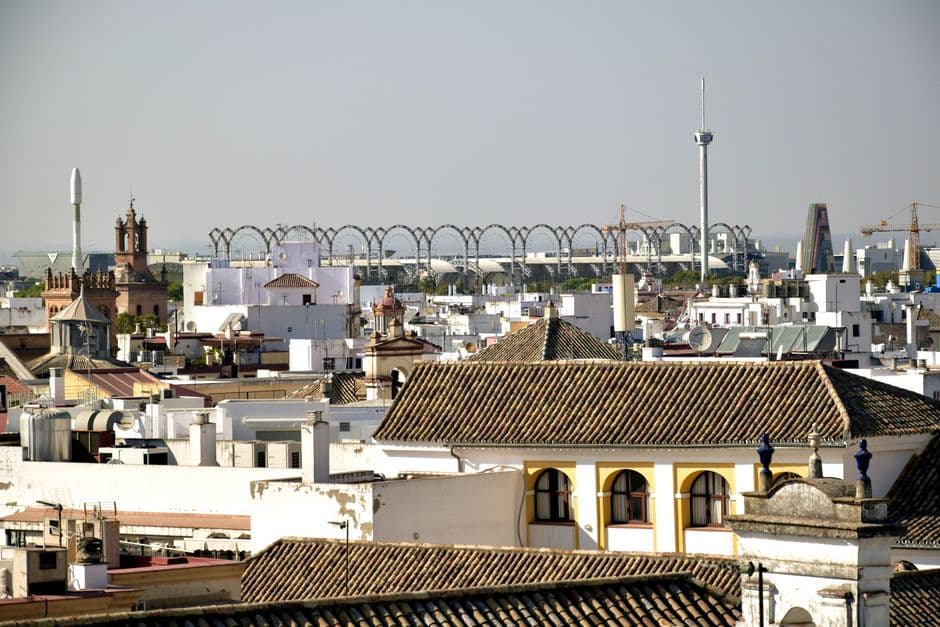 Casas tradicionales y una iglesia rodeadas de calles empedradas, en el chat de Getafe